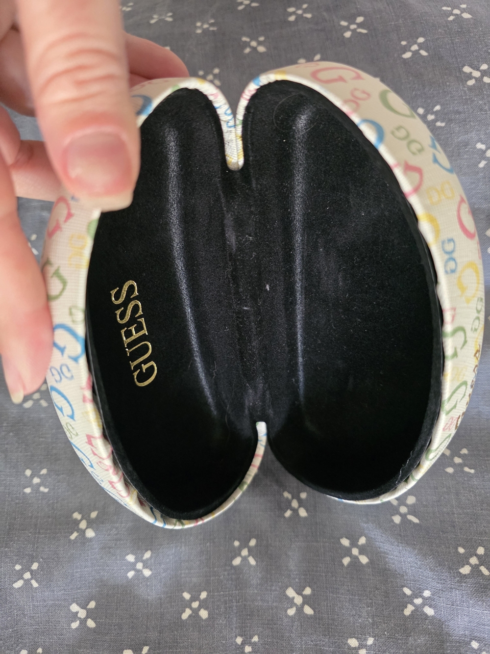 GUESS Logo Pattern Sunglasses Case - Picture 3 of 7